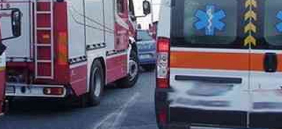 Scendono dall'auto per soccorrere un mezzo incidentato ma vengono investiti